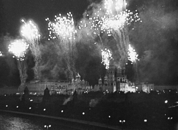 Первый салют в честь городов Орел и Белгород, освобожденных в ходе Курской битвы, был дан вечером 5 августа 1943 года в Москве. Героям в тот день салютовали 24 артиллерийские бригады