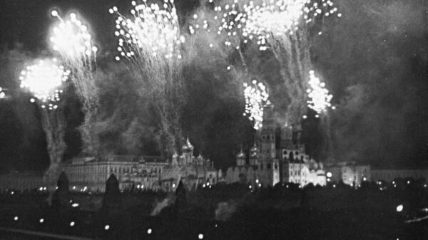 Первый салют в честь городов Орел и Белгород, освобожденных в ходе Курской битвы, был дан вечером 5 августа 1943 года в Москве. Героям в тот день салютовали 24 артиллерийские бригады
