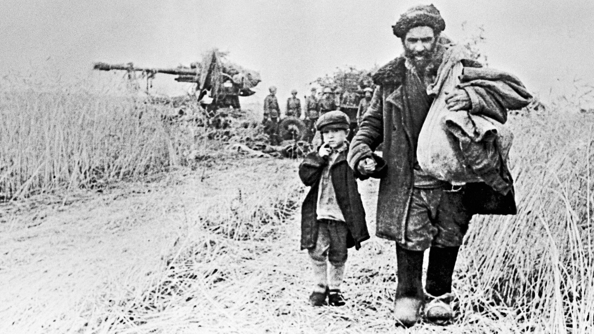 Мирные жители возвращаются в освобожденные от немецко-фашистских оккупантов села - РИА Новости, 1920, 31.07.2023