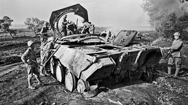 Советские бойцы у немецкого танка Rz.Kpfw. V Пантера, подбитого во время боев под Прохоровкой. Курская дуга, август 1943 года.