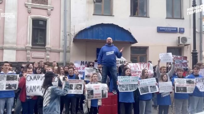 Участники акции Саммит НАТО - саммит смерти у здания посольства Литвы в Москве. Кадр видео