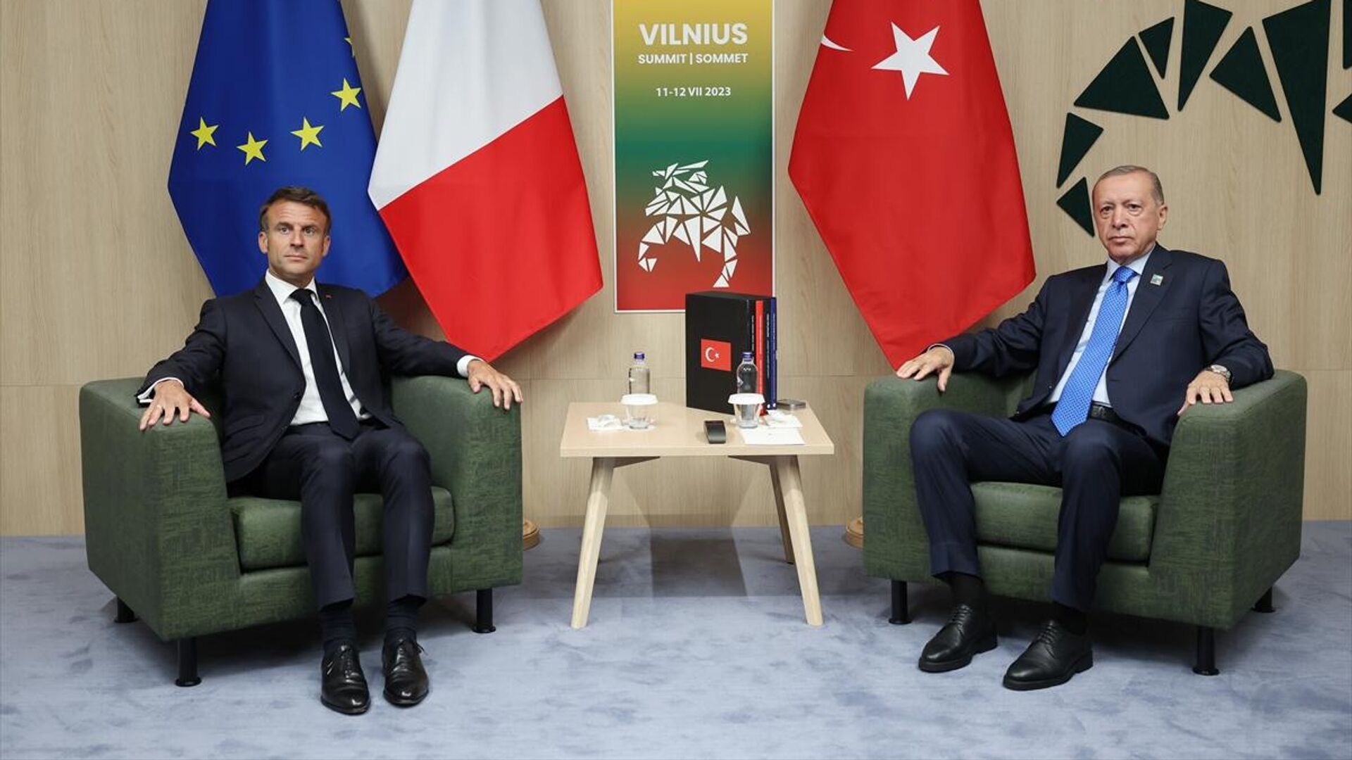 Президент Франции Эммануэль Макрон и президент Турции Реджеп Тайип Эрдоган во время встречи на саммите НАТО в Вильнюсе - РИА Новости, 1920, 11.07.2023