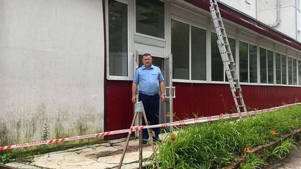 На месте обрушения плиты перекрытия в здании детской поликлиники Красноармейска Саратовской области