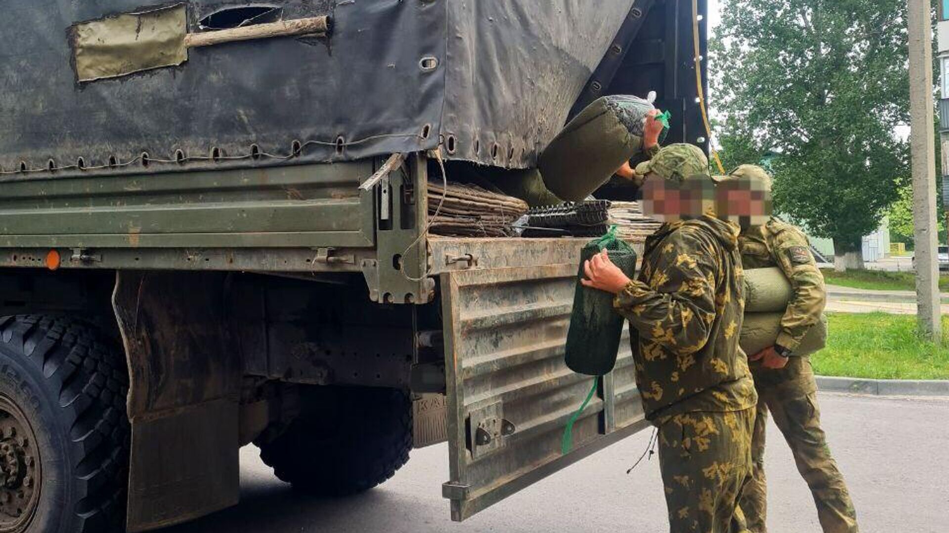 Отправка гуманитарного груза в зону проведения СВО в рамках патриотической акции Работайте, Братья! Лискинский район с Вами! - РИА Новости, 1920, 11.07.2023