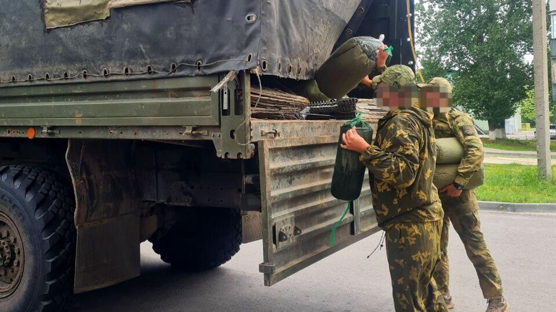 Отправка гуманитарного груза в зону проведения СВО в рамках патриотической акции Работайте, Братья! Лискинский район с Вами! - РИА Новости, 1920, 11.07.2023