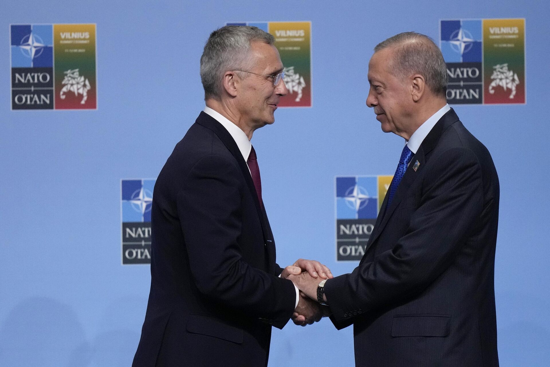 Генеральный секретарь НАТО Йенс Столтенберг приветствует президента Турции Реджепа Тайипа Эрдогана во время прибытия на саммит НАТО в Вильнюсе - РИА Новости, 1920, 20.03.2024