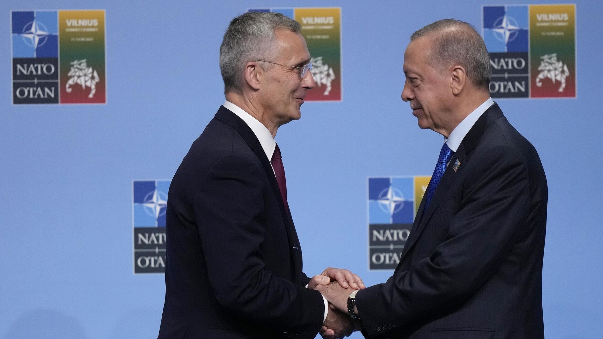 Генеральный секретарь НАТО Йенс Столтенберг приветствует президента Турции Реджепа Тайипа Эрдогана во время прибытия на саммит НАТО в Вильнюсе - РИА Новости, 1920, 11.07.2023