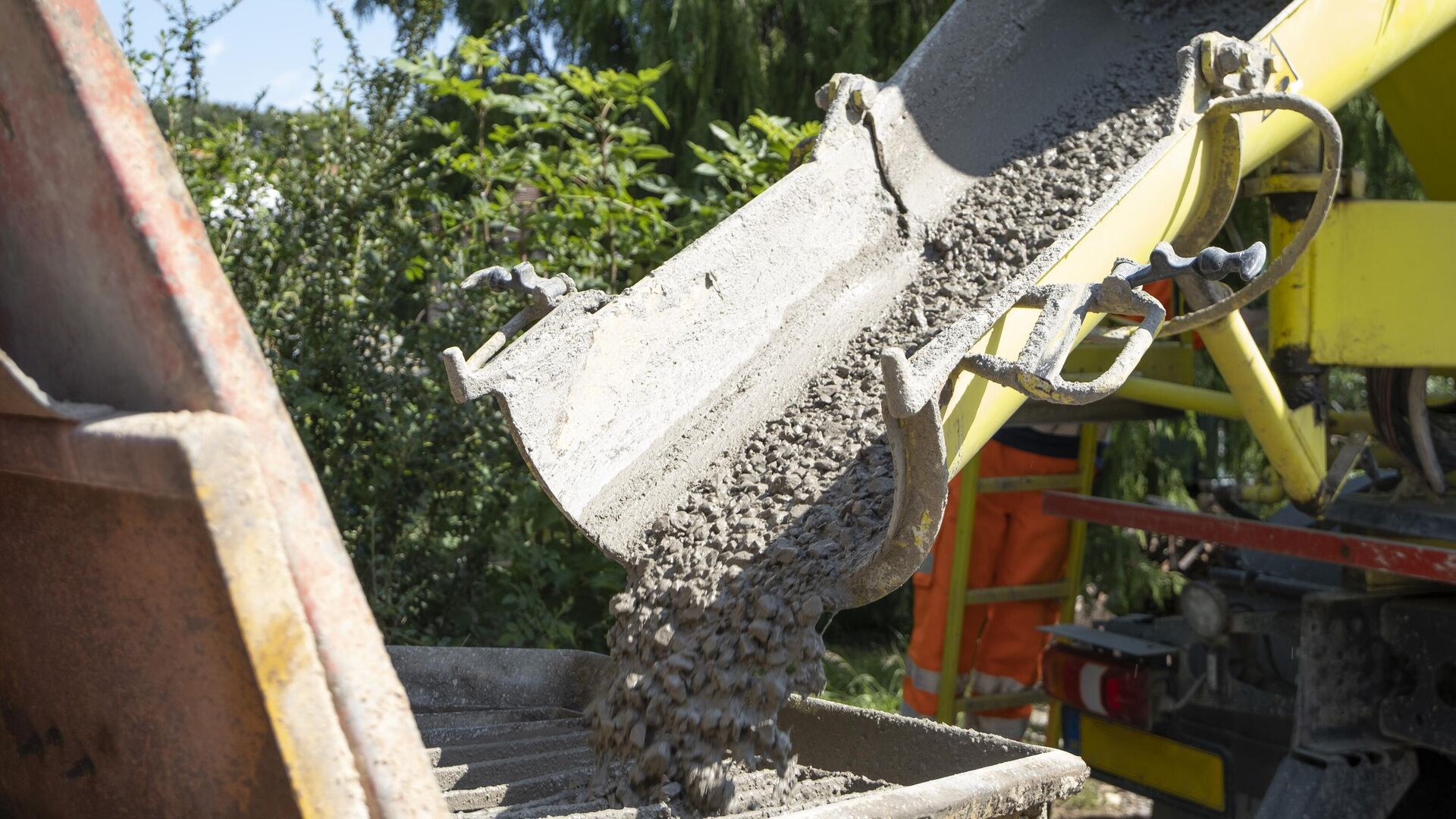 Грузовик заливает цемент в насосную систему для бетонного фундамента - РИА Новости, 1920, 12.07.2023