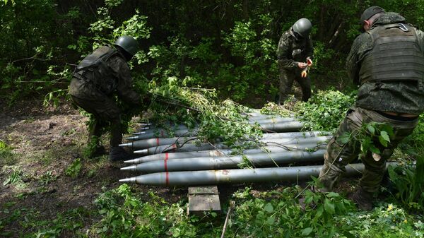 Военнослужащие Вооруженных сил России у снарядов для реактивной системы залпового огня Торнадо-Г 