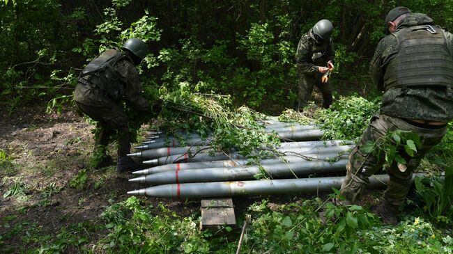 Военнослужащие Вооруженных сил России у снарядов для реактивной системы залпового огня Торнадо-Г. Архивное фото