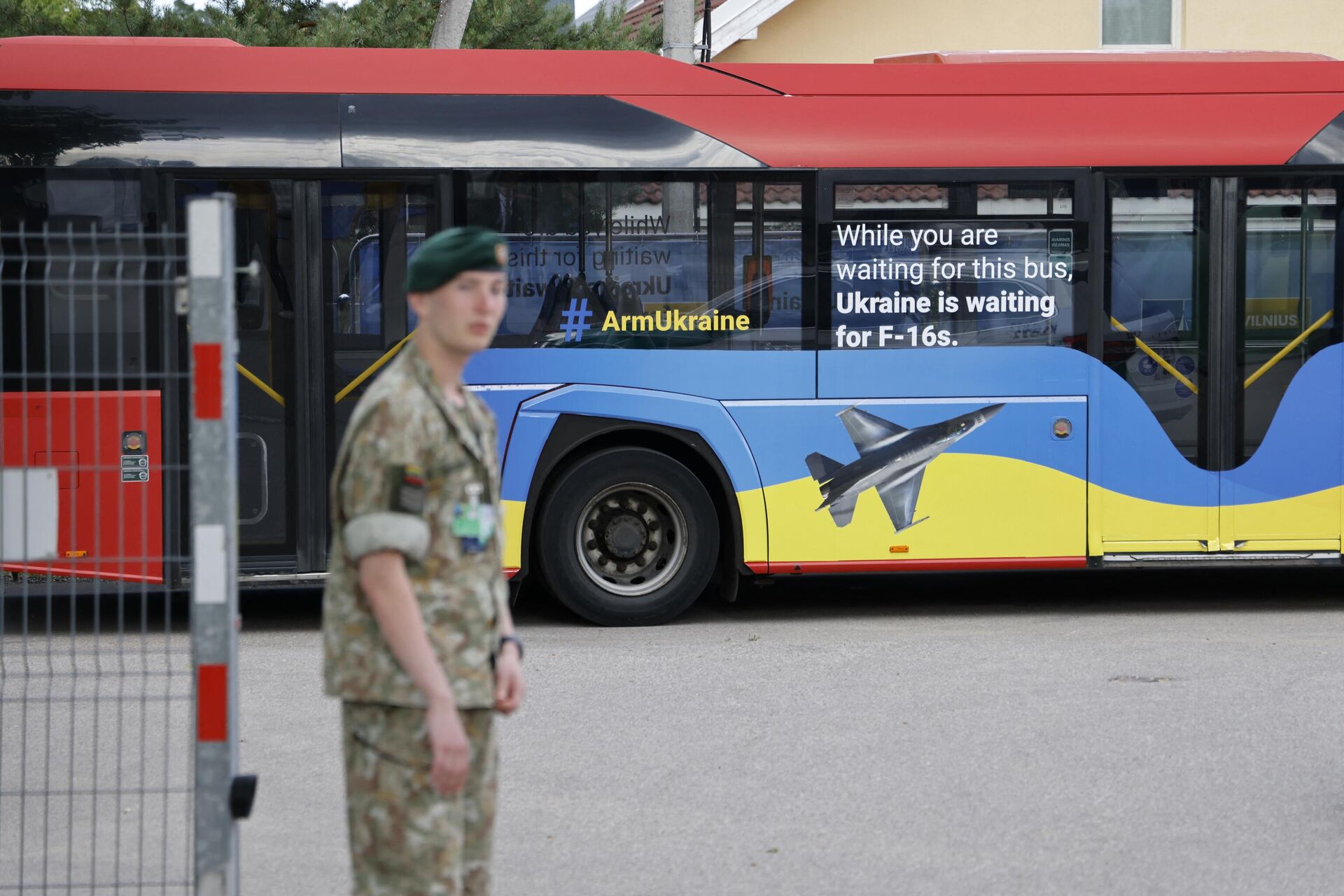 Автобус с надписью Вооружи Украину во время проведения саммита НАТО в Вильнюсе - РИА Новости, 1920, 12.07.2023