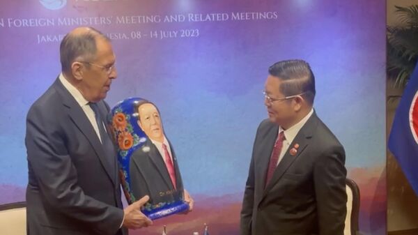 На встрече с Генеральным секретарем АСЕАН Као Ким Хурном Сергей Лавров подарил ему матрешку. Кадр видео