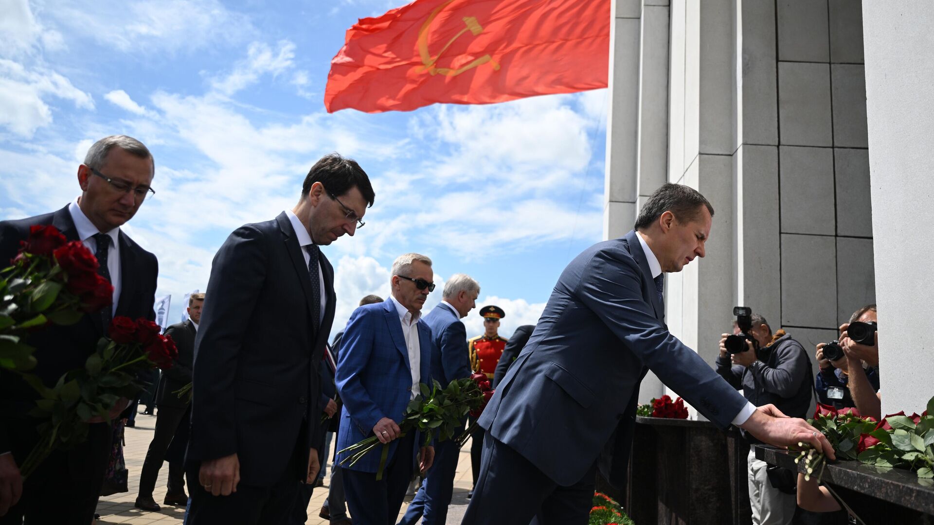 Церемония возложения цветов к монументу Звонница в поселке Прохоровка Белгородской области в честь 80-летия со дня Прохоровского танкового сражения. 12 июля 2023 - РИА Новости, 1920, 12.07.2023