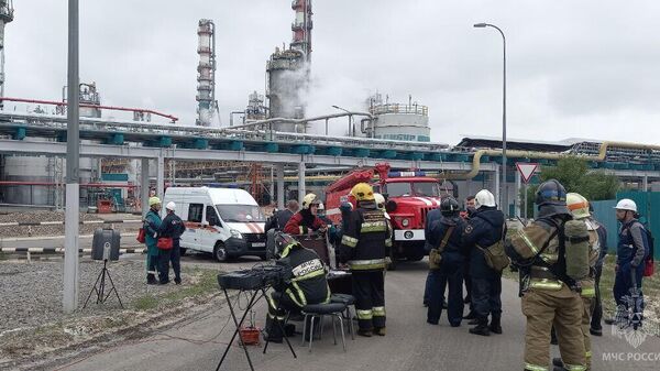 Спасатели на месте горения на предприятии в Дзержинске в Нижегородской области
