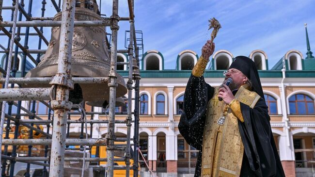 Чин освящения скульптуры Архангела Михаила и 13 колоколов на Соборной площади Салехарда