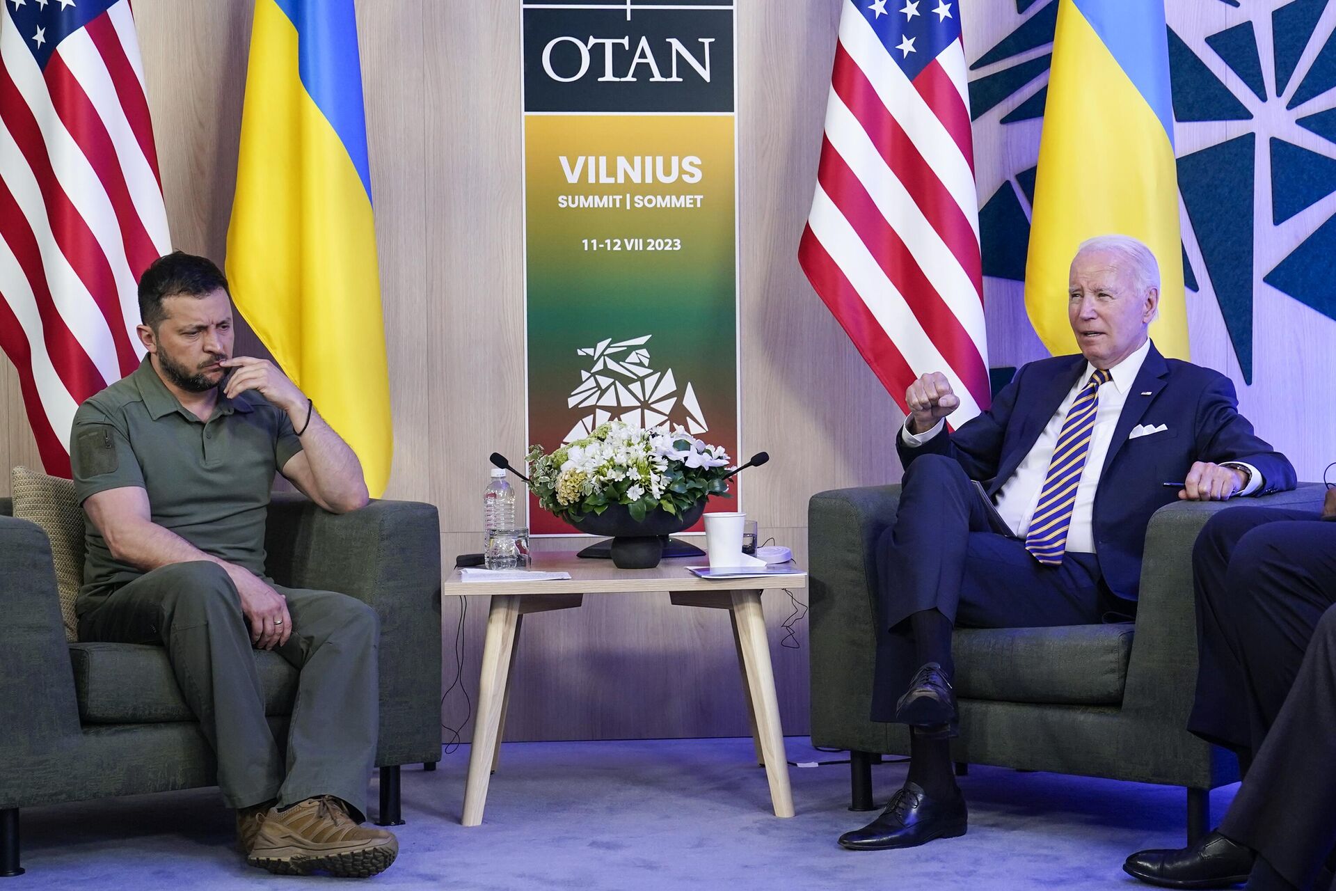 Президент Украины Владимир Зеленский и президент США Джо Байден во время встречи на полях саммита НАТО в Вильнюсе - РИА Новости, 1920, 07.08.2023