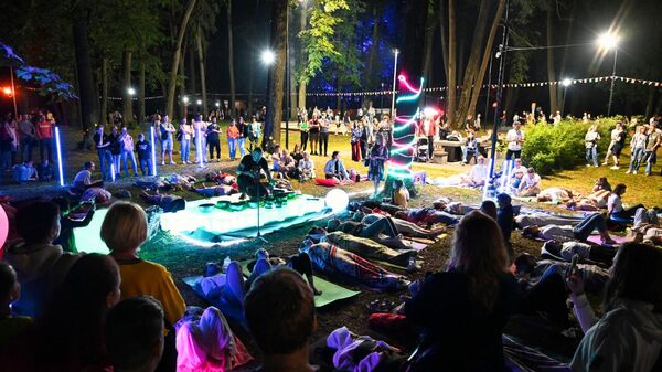Квесты, угощения и вечеринки на роликах ждут гостей во время подмосковной Ночи в парке
