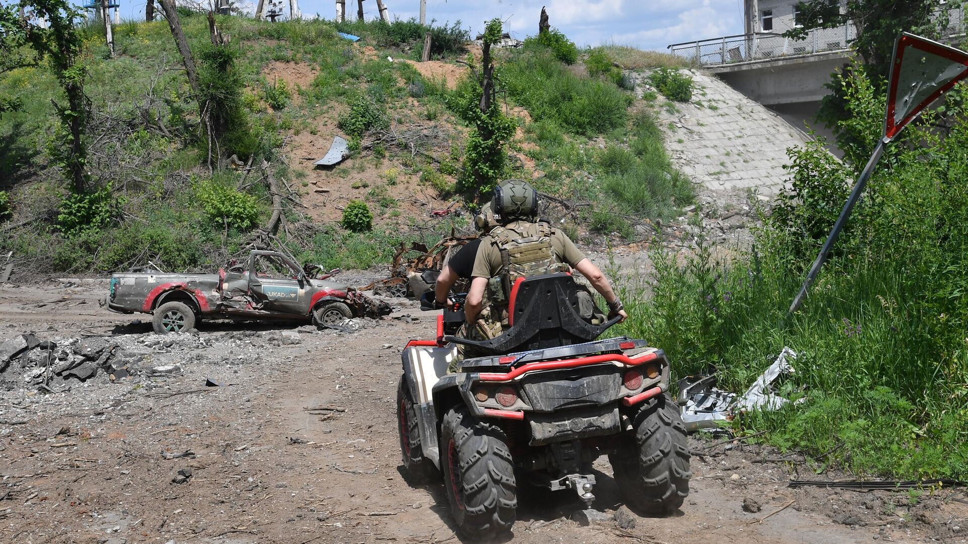 Военнослужащие ВС РФ едут на квадроцикле на Артемовском тактическом направлении - РИА Новости, 1920, 13.07.2023