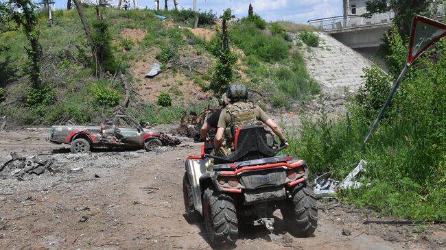 Военнослужащие ВС РФ едут на квадроцикле на Артемовском тактическом направлении