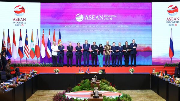 Министр иностранных дел РФ Сергей Лавров (в центре) на Министерском совещании Россия-АСЕАН в Джакарте