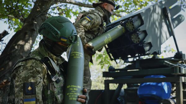 Солдаты ВСУ готовят реактивную систему залпового огня RAK-SA-12