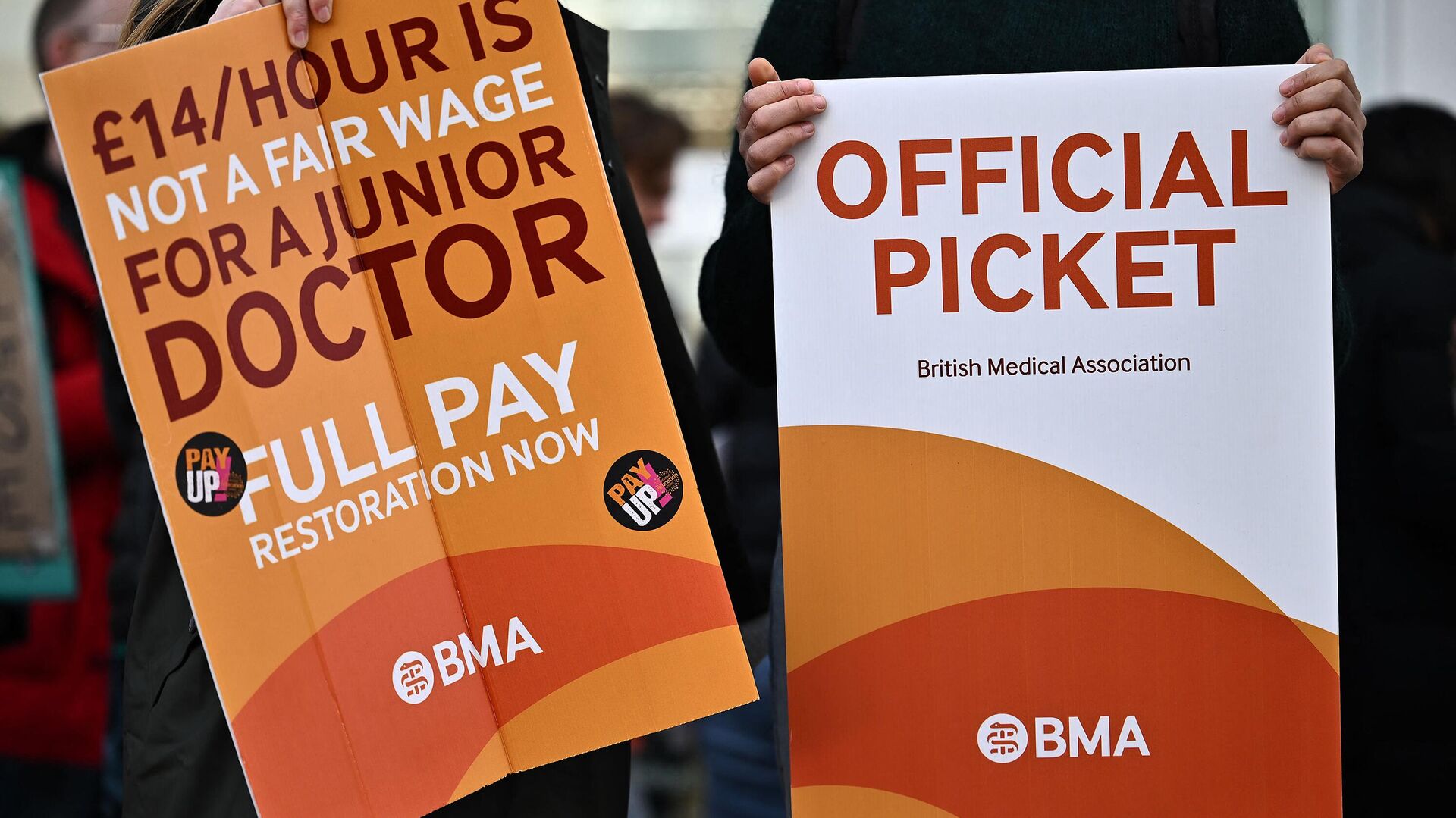 Плакаты Британской медицинской ассоциации (BMA) на забастовке врачей в Лондоне - РИА Новости, 1920, 13.07.2023