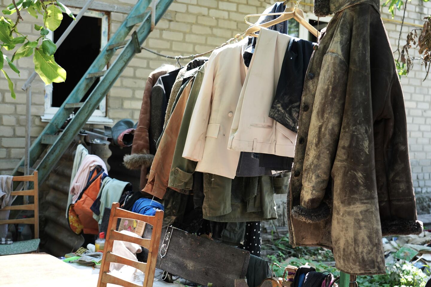 Жители Корсунки сушат вещи на улице