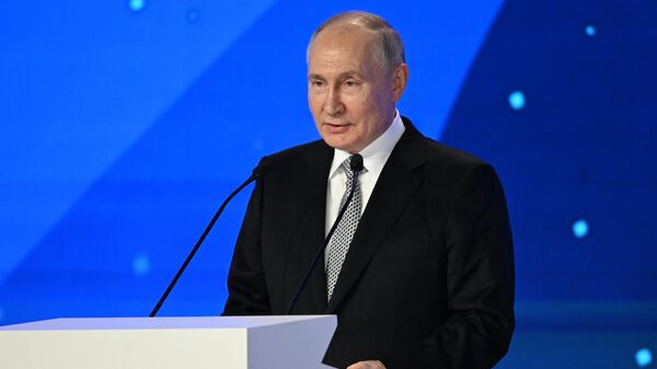 Президент РФ Владимир Путин выступает на пленарном заседании форума будущих технологий Вычисления и связь. Квантовый мир в Москве