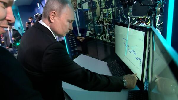 Путин запускает алгоритм на квантовом компьютере