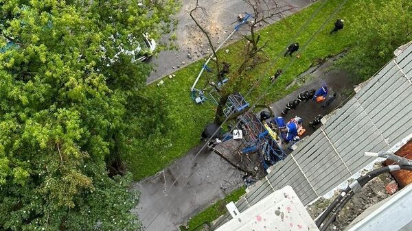 На улице Ставропольская в Москве упала люлька с рабочим