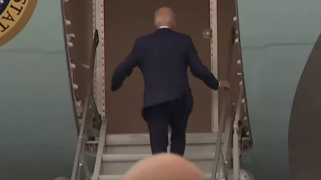 Байден поднимается на борт самолета Air Force One