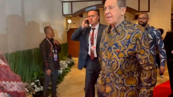 Лавров и Блинкен на встрече АСЕАН в традиционных индонезийских рубашках
