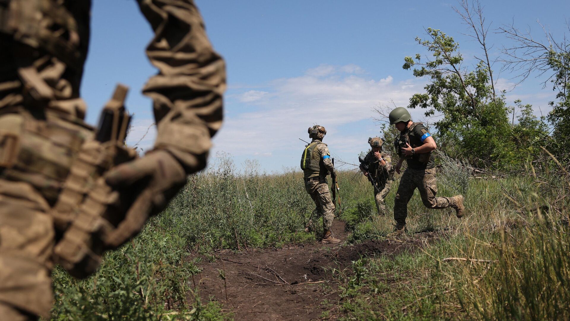 Украинские военнослужащие 22-й механизированной бригады на позиции - РИА Новости, 1920, 14.07.2023