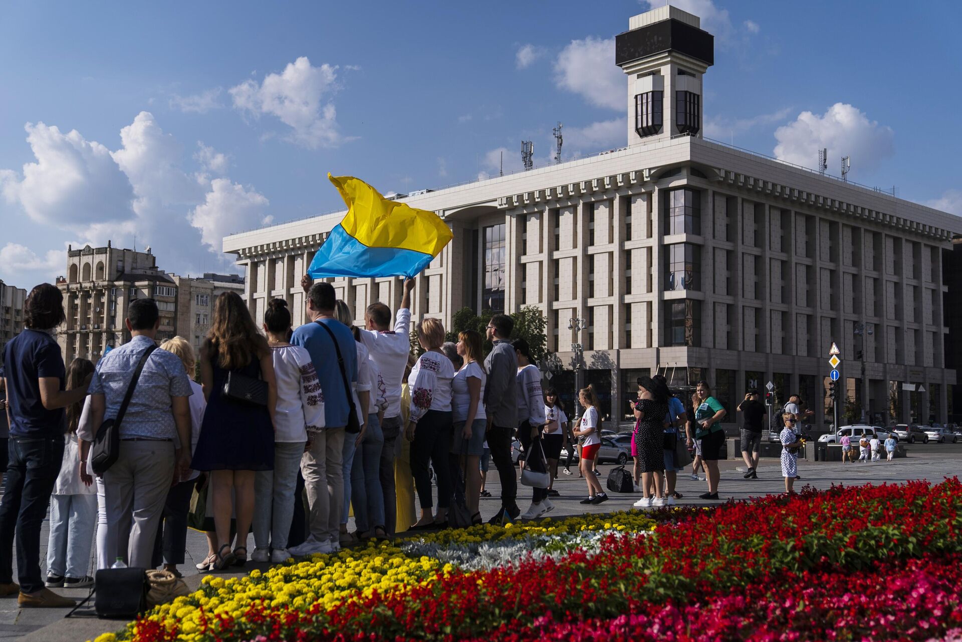 Группа людей с флагом на площади Независимости в Киеве - РИА Новости, 1920, 31.07.2023
