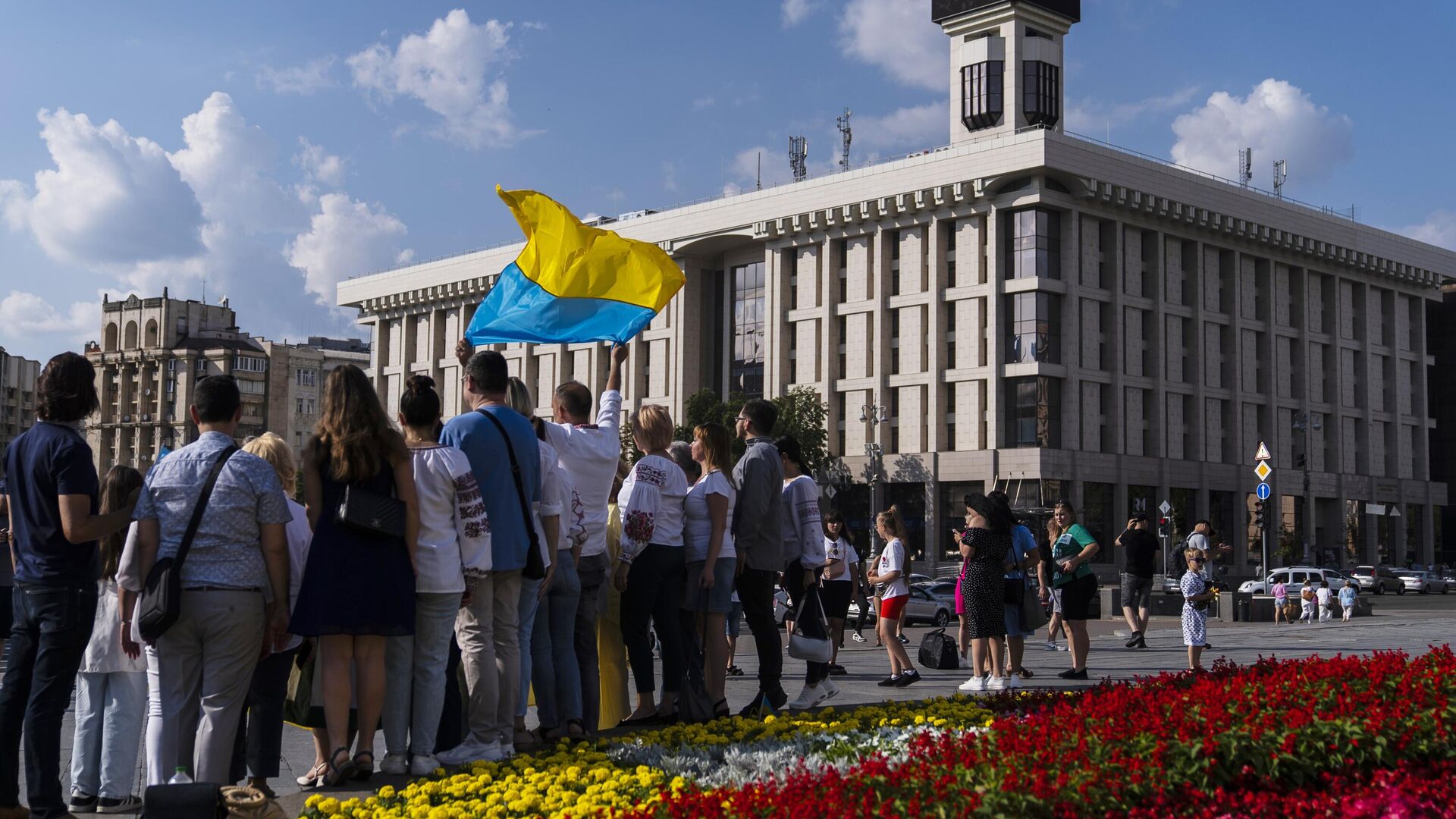 Группа людей с флагом на площади Независимости в Киеве - РИА Новости, 1920, 23.10.2023