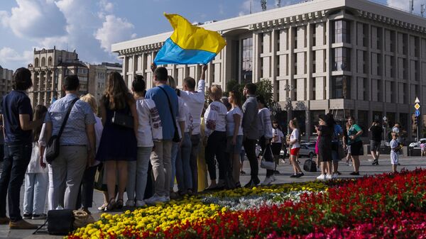 Группа людей с флагом на площади Независимости в Киеве