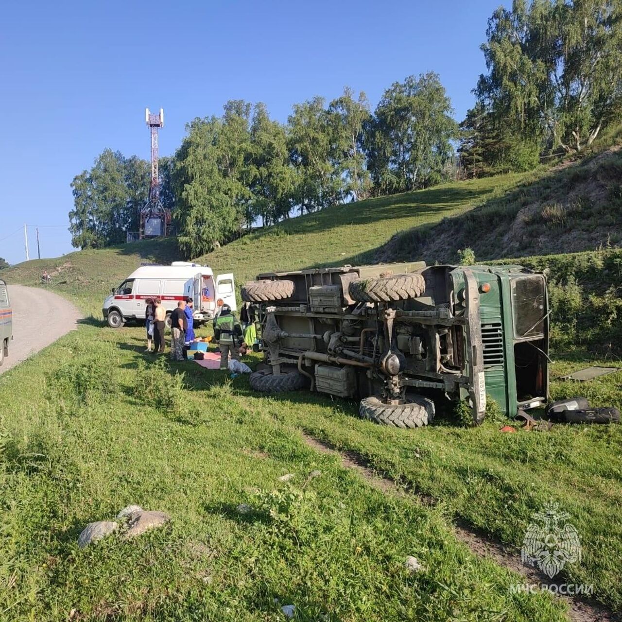 В Горном Алтае грузовик с туристами опрокинулся и слетел в кювет - РИА  Новости, 14.07.2023