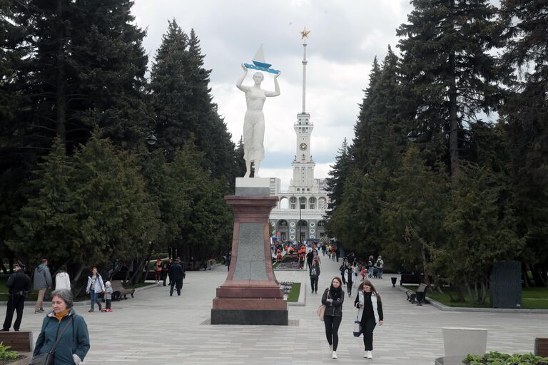 Скульптура Водный путь в парке Северного речного вокзала в Москве