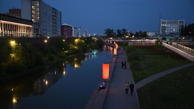 Прохожие прогуливаются по Казанской набережной в Туле