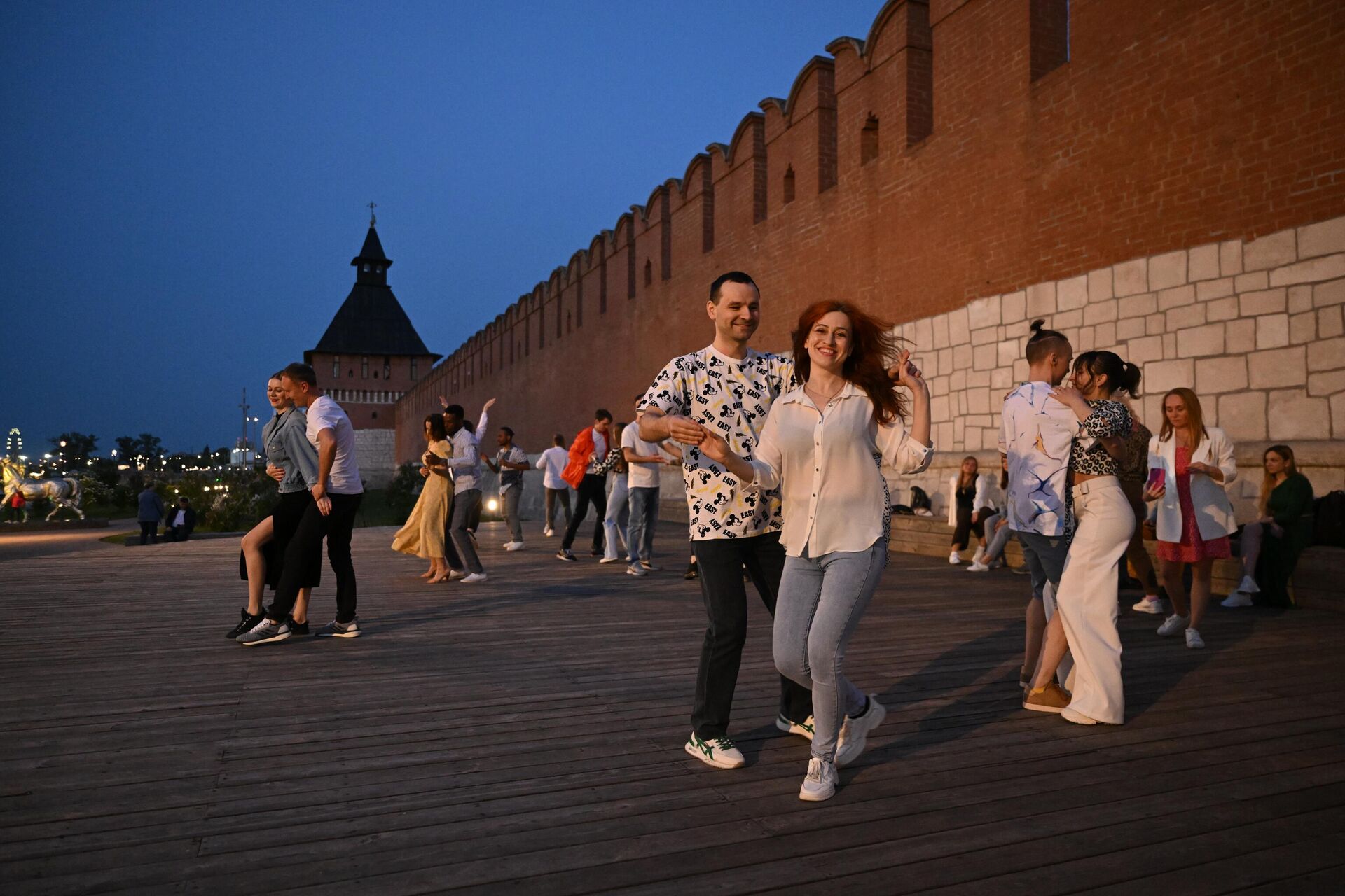 Молодые люди танцуют на Казанской набережной в Туле - РИА Новости, 1920, 21.09.2023