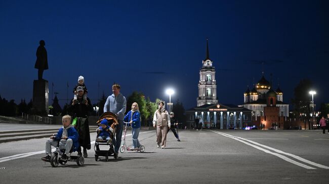 Прохожие гуляют на площади Ленина в центре Тулы