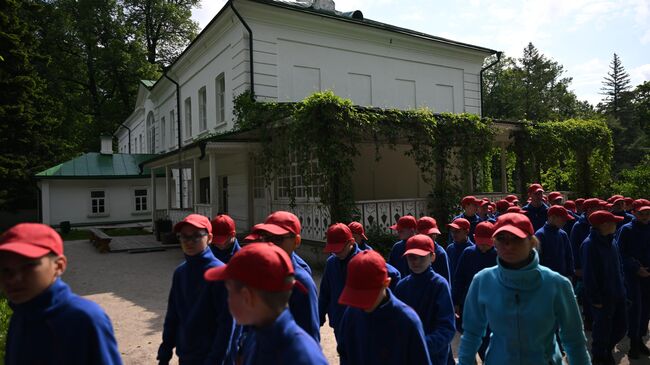 Учащиеся на территории музея-заповедника Ясная Поляна