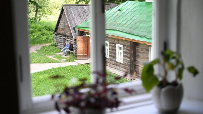 Вид на хозяйственные постройки из окна дома семьи Толстых в Ясной Поляне