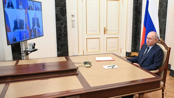 Президент РФ Владимир Путин проводит в режиме видеоконференции оперативное совещание с постоянными членами Совета безопасности РФ