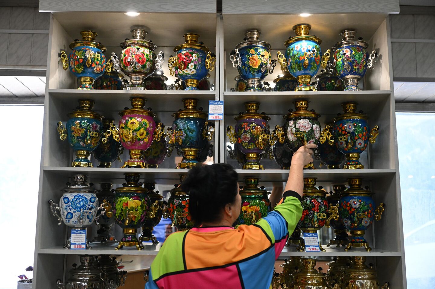 Самовары в фирменном магазине при Машиностроительном заводе Штамп имени Б.Л. Ванникова Самовары в фирменном магазине при Машиностроительном заводе Штамп имени Б.Л. Ванникова