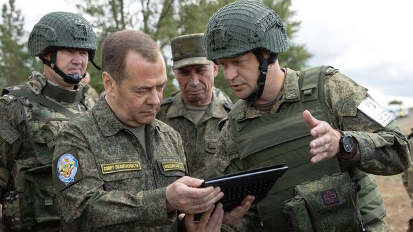 Заместитель председателя Совета безопасности РФ Дмитрий Медведев во время посещения полигона Тоцкий в Оренбургской области