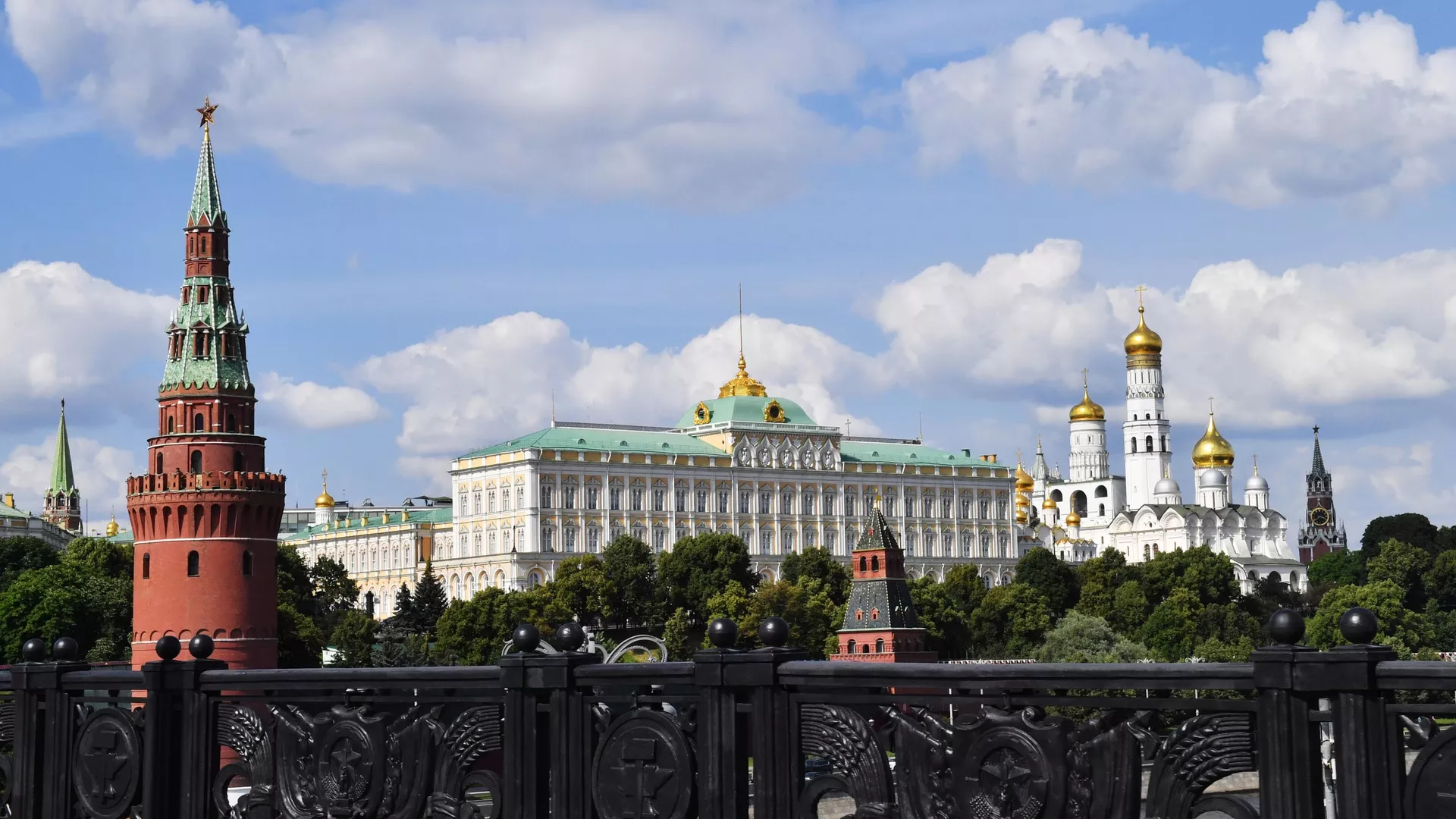 Большой Кремлевский дворец и колокольня Ивана Великого на территории Московского Кремля - РИА Новости, 1920, 08.10.2023