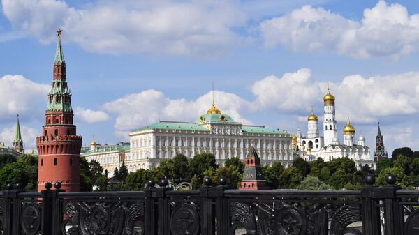 Большой Кремлевский дворец и колокольня Ивана Великого на территории Московского Кремля