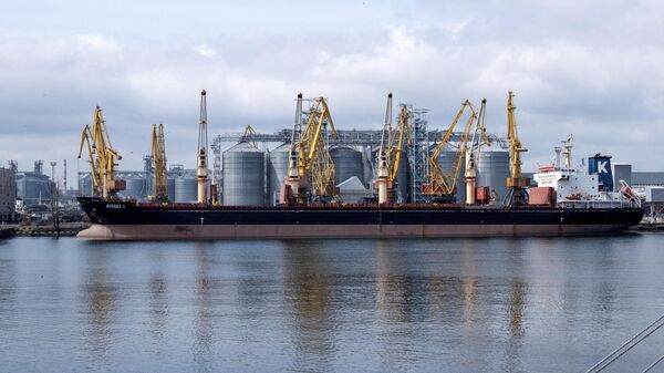 Сухогруз в зерновом терминале Одесского порта