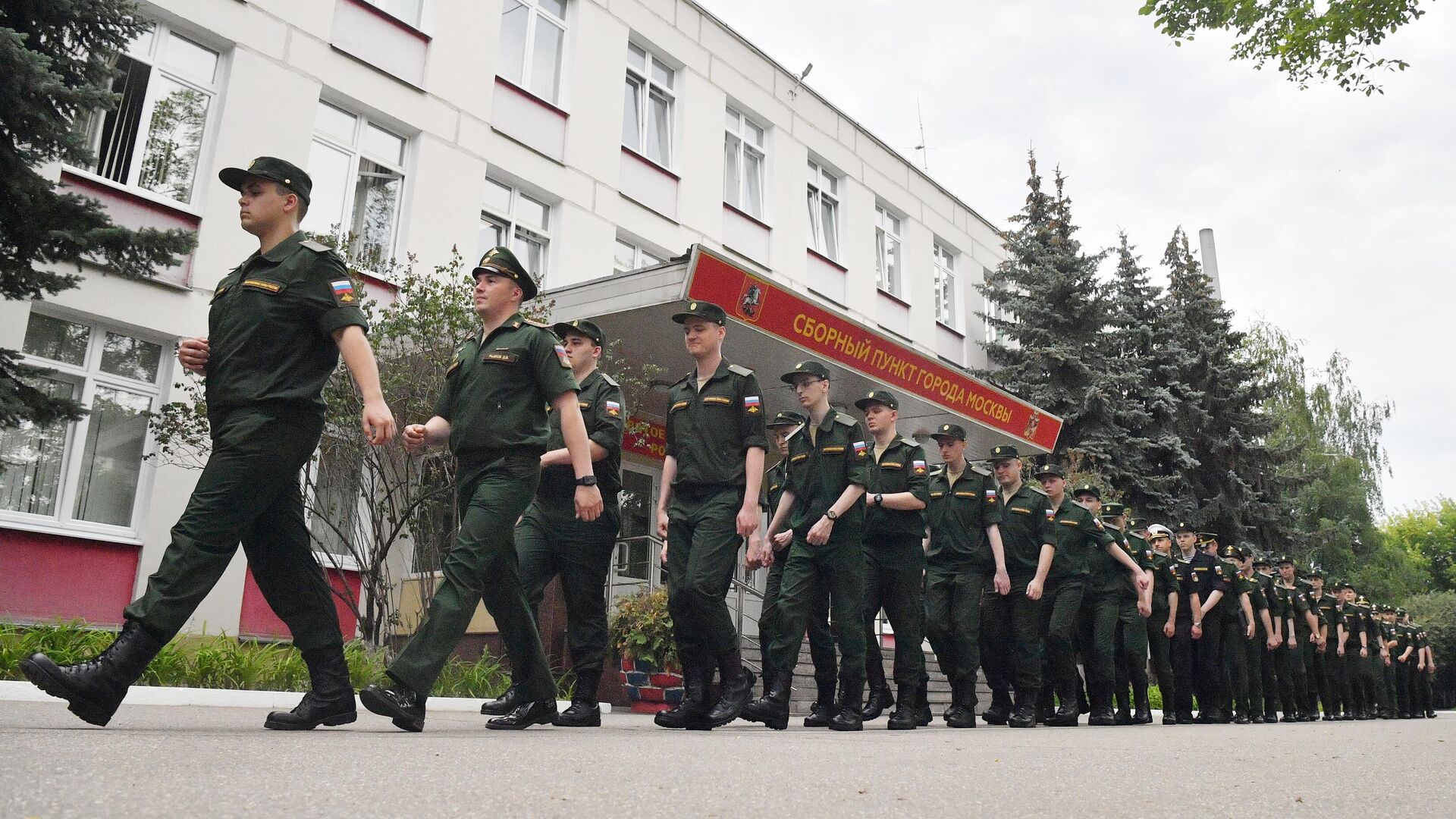 Призывники маршируют у сборного пункта военного комиссариата - РИА Новости, 1920, 29.07.2023
